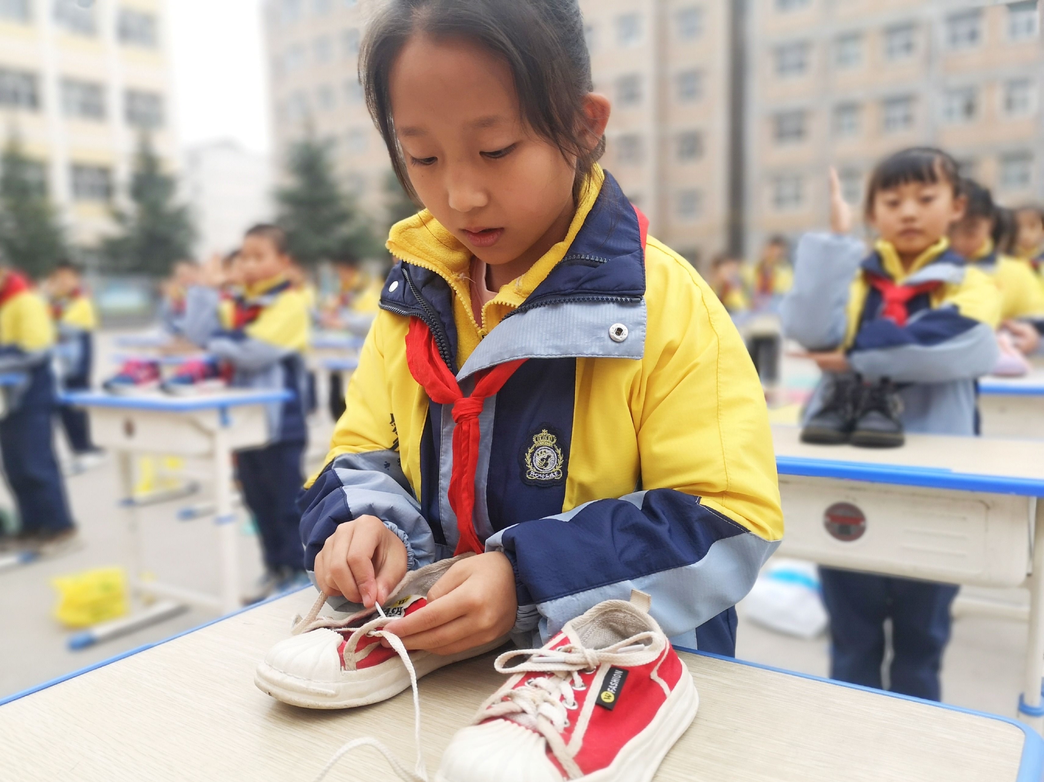 学生在劳动教育技能展示大赛中比赛系鞋带.温超 摄