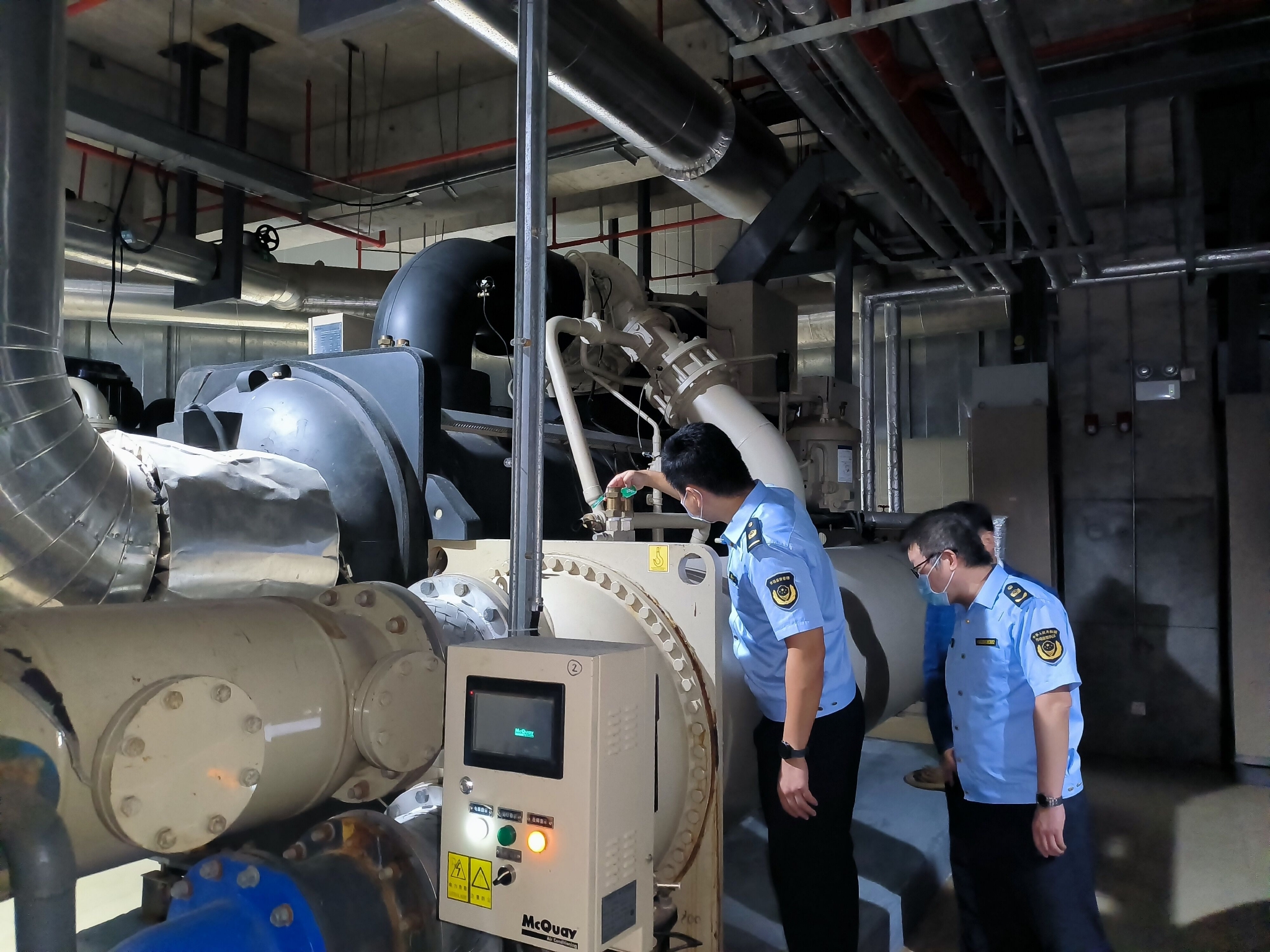 执法人员检查保障点特种设备安全情况.