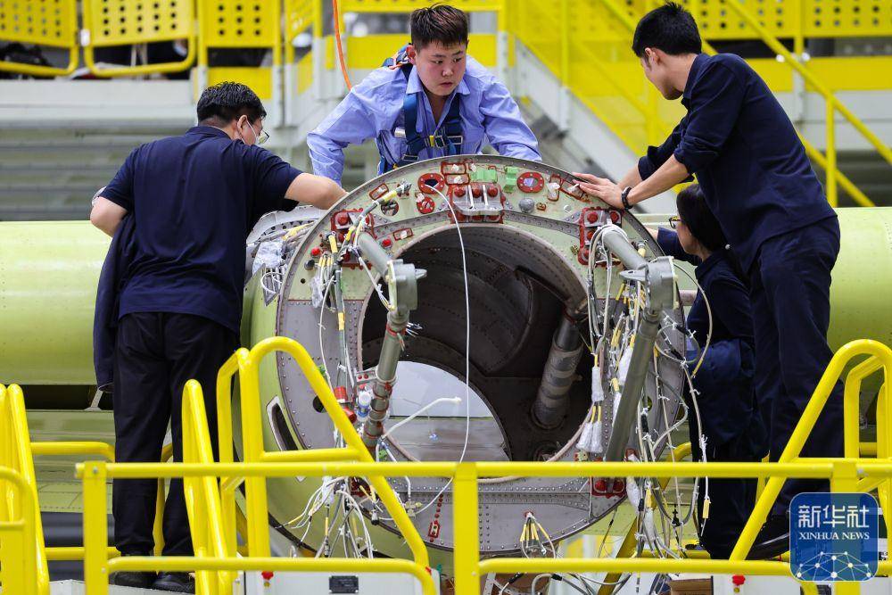 工程师在珠海中航通飞华南飞机工业有限公司ag600m总装线上进行发动机