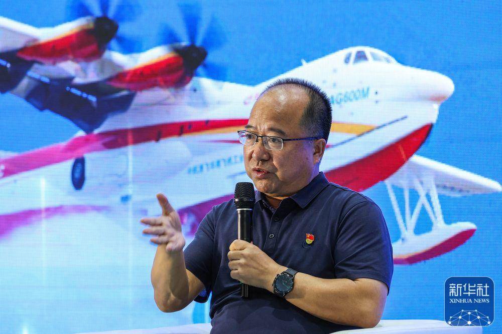 大型水陆两栖飞机ag600总设计师黄领才在珠海向媒体介绍研发历程(11月