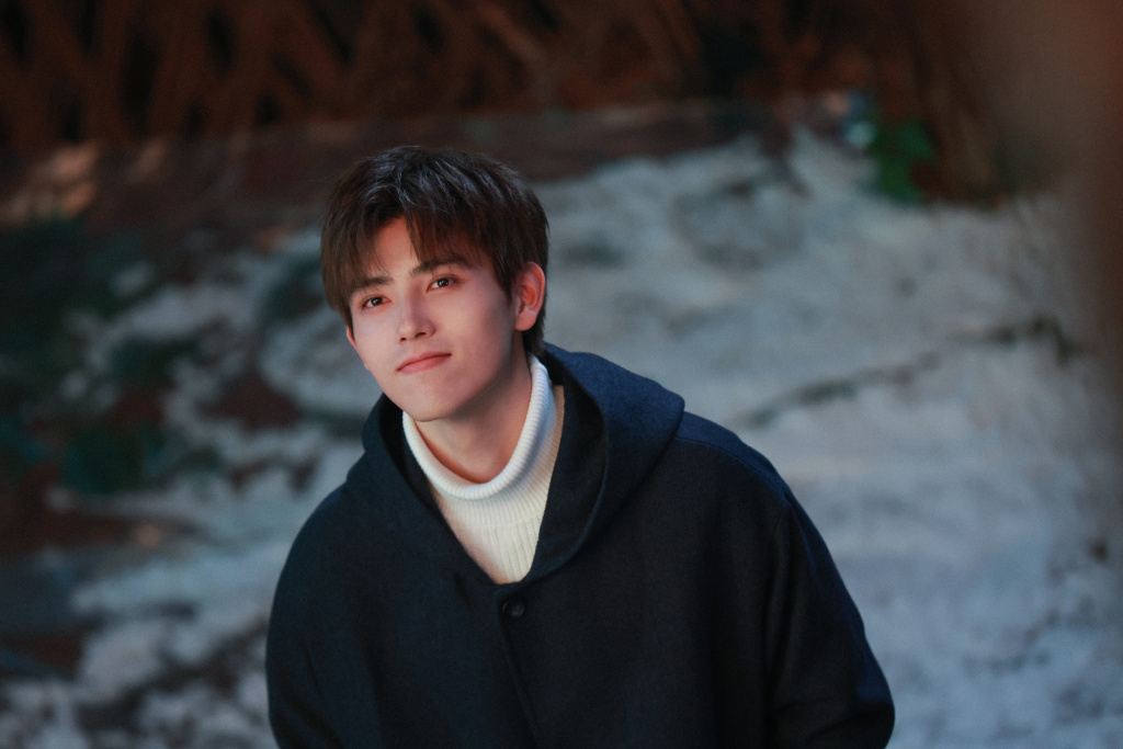 陈飞宇《点燃我,温暖你》初雪剧照 演绎青葱岁月冬日恋歌