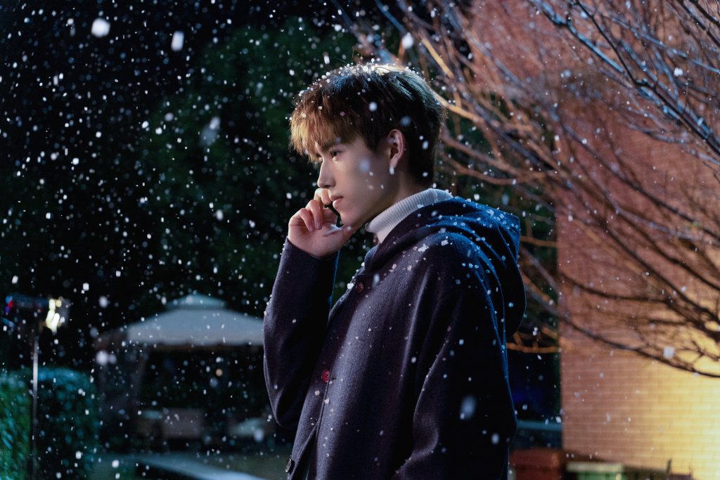 陈飞宇《点燃我,温暖你》初雪剧照 演绎青葱岁月冬日恋歌
