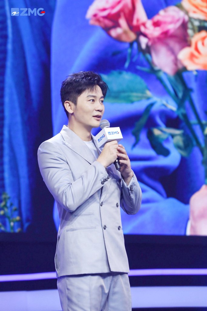 李晨传播营销大会现场写真 西服套装配小白鞋帅气清爽_高清图集_新浪