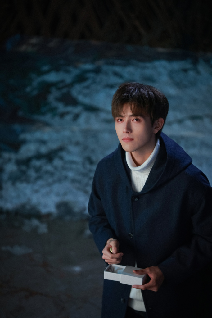 陈飞宇《点燃我,温暖你》初雪剧照 演绎青葱岁月冬日恋歌