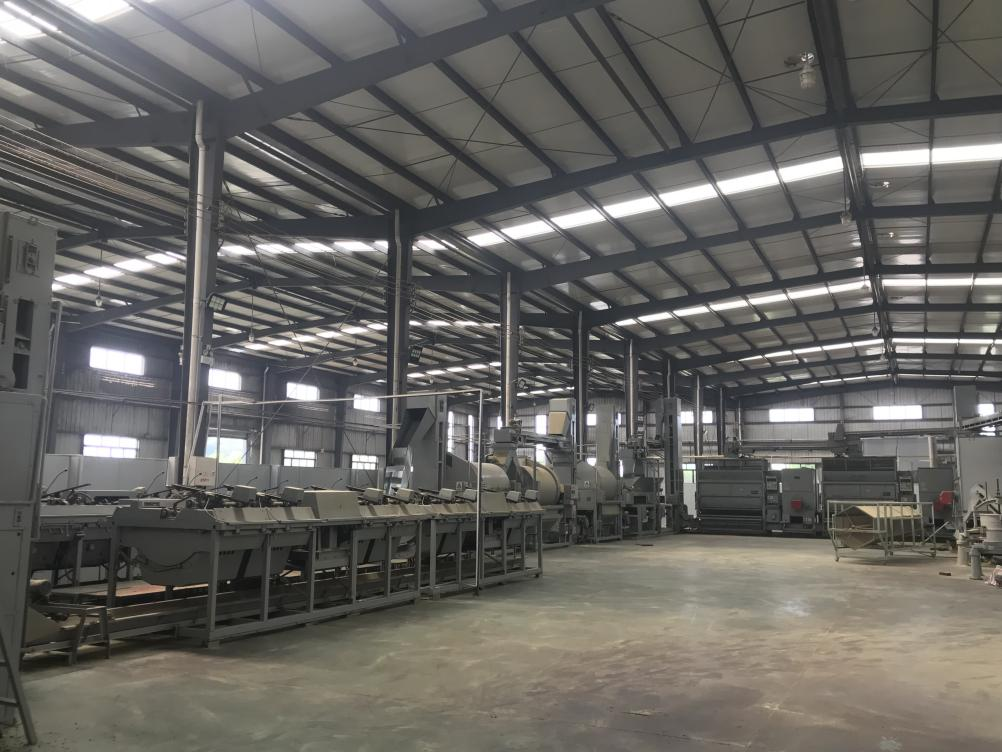 　　图为邛崃碧涛茶业茶叶生产车间