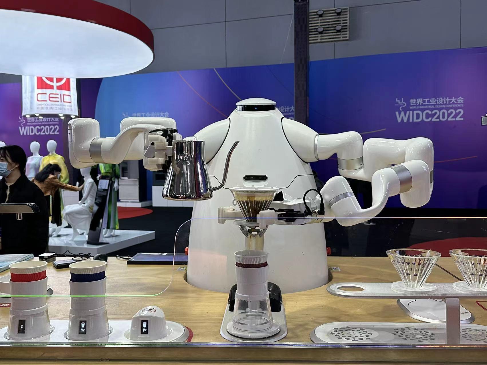 　　智能新零售服务机器人智咖大师是全球首款落地超百台的双臂咖啡机器人。北京猎户星空科技有限公司