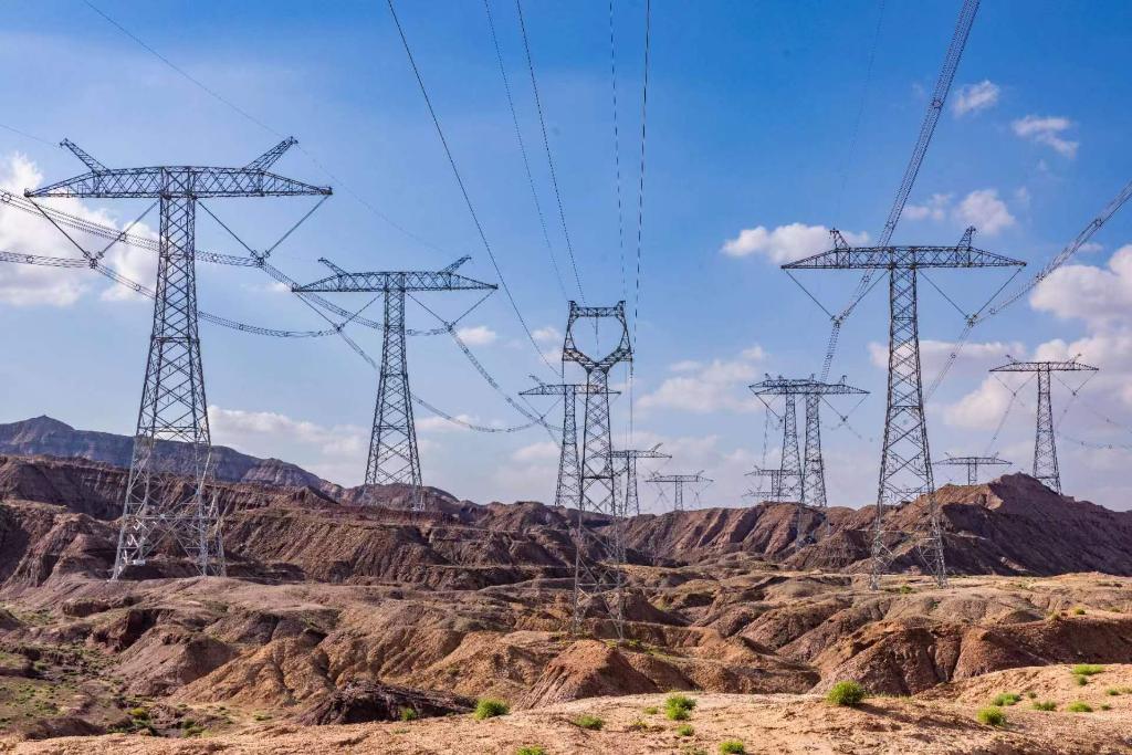 这是位于河西走廊的"西电东送"特高压输电线路.