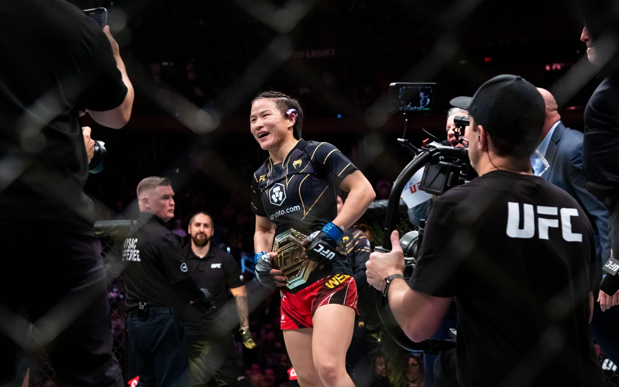 北京时间11月13日,中国选手张伟丽(中)在比赛后庆祝.图/新华社