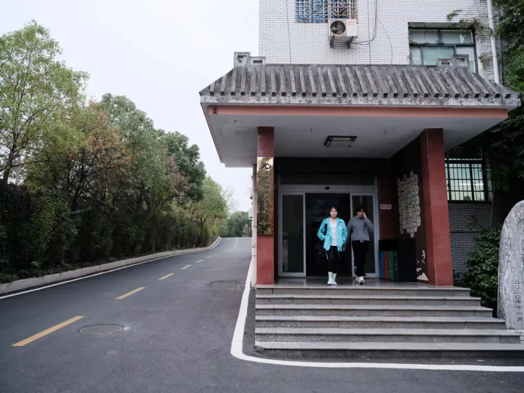 殡仪系的实训大楼又叫防腐研究所,位于学校最为偏远的丘陵地带一角