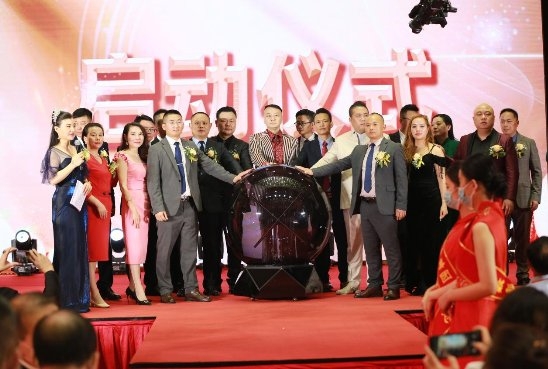 　　嗨数科集团董事局主席高嘉铭与嗨数科湖南公司创始股东团队共同完成启动仪式