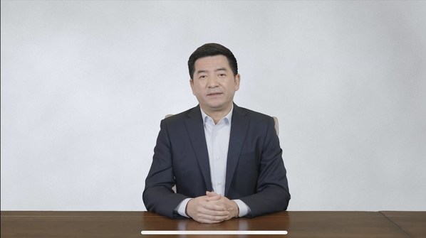 　　中国房地产业协会副会长 绿城中国董事会主席张亚东作主题演讲