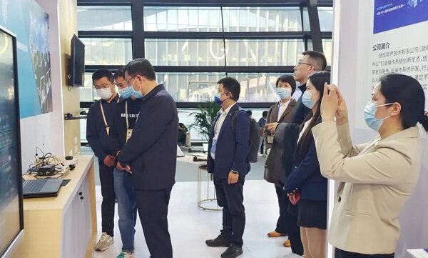 中共金华市委书记朱重烈参观统信软件展位
