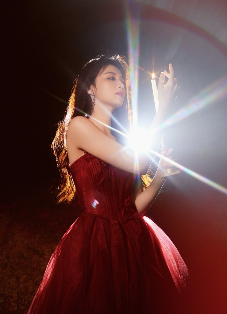 王楚然金鸡奖红裙烛光写真露香肩风姿绰约港风十足