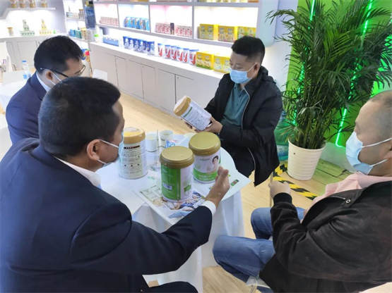 　　安琪纽特展厅内咨询的客户