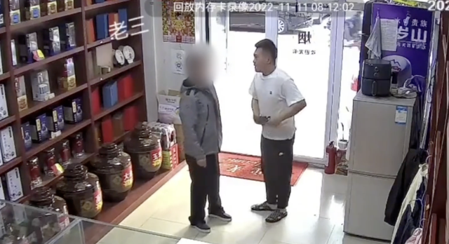 大爷偷走店主6000元现金,被逮后跪地求情,律师:可能面临3年以下有期徒刑_手机新浪网
