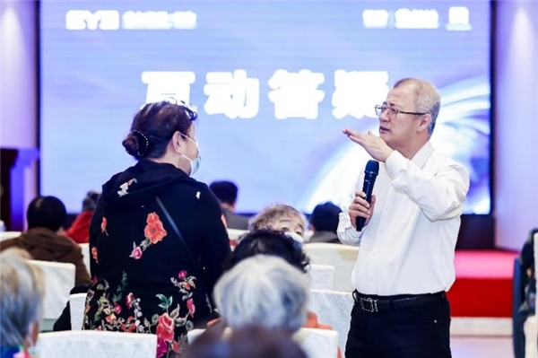 　　王首雁院长正在为患者答疑解惑