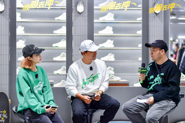 　　从左至右：安踏生活系列CMF设计师高翘楚、MCLS魔都陆冲俱乐部主理人Joven、资深潮流媒体SIZE尺码主编铁瓷