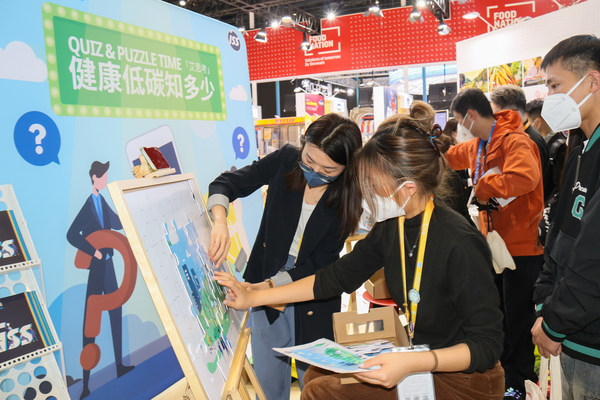 　　现场观众踊跃参与“爱拼才会赢”等互动游戏