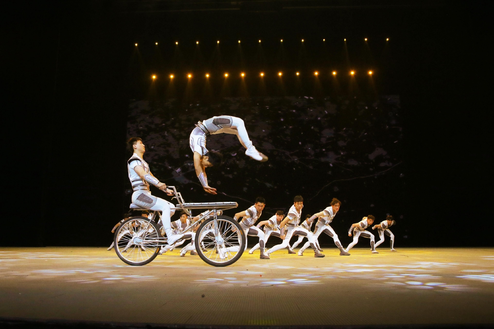 《逐风者·男子集体车技》 获杂技"金菊奖",突破系列高难动作|逐风者