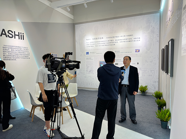 　　图一:酷天下CEO何建民接受媒体现场采访
