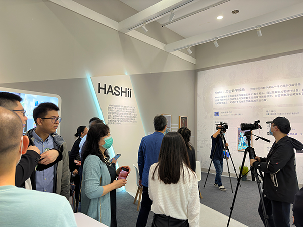 　　图二:酷天下展台吸引媒体驻足