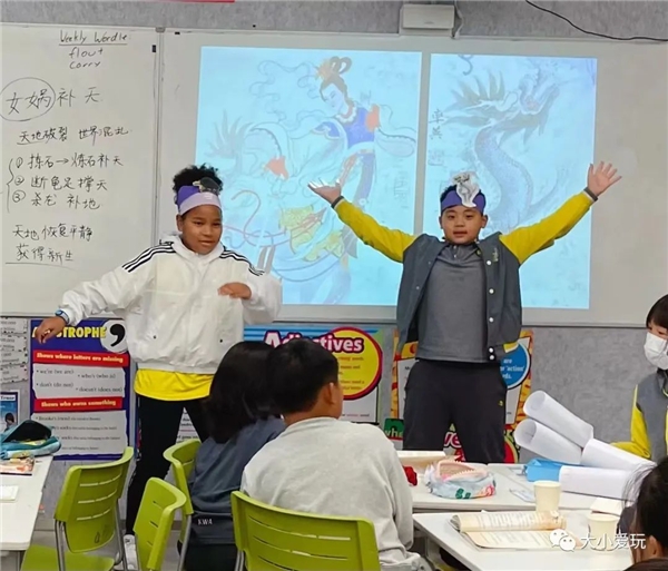 　　另一个班表演的《女娲补天》也超级精彩,有彩蛋、有反串、有插科打诨,喜剧效果杠杠的