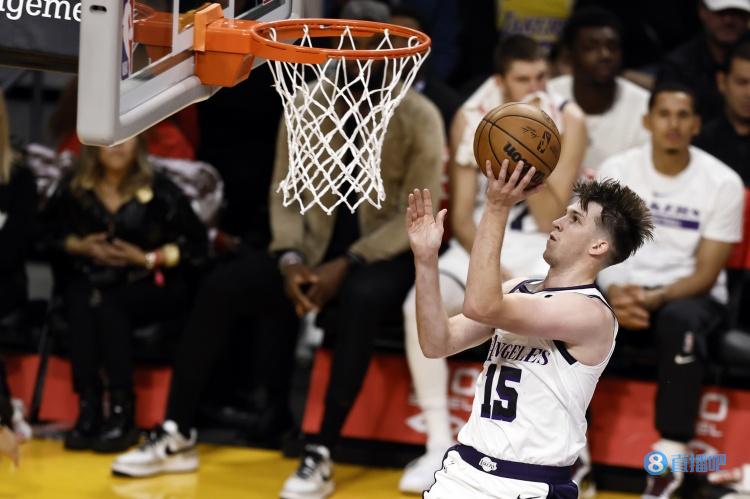 里夫斯高效输出助球队追分 湖人替补奇兵立功