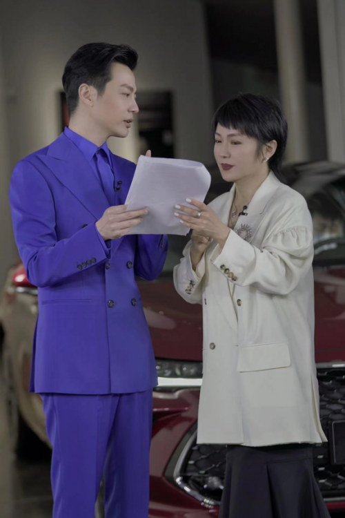 　　岳晓琳受邀担任丰田TOYOTA直播嘉宾