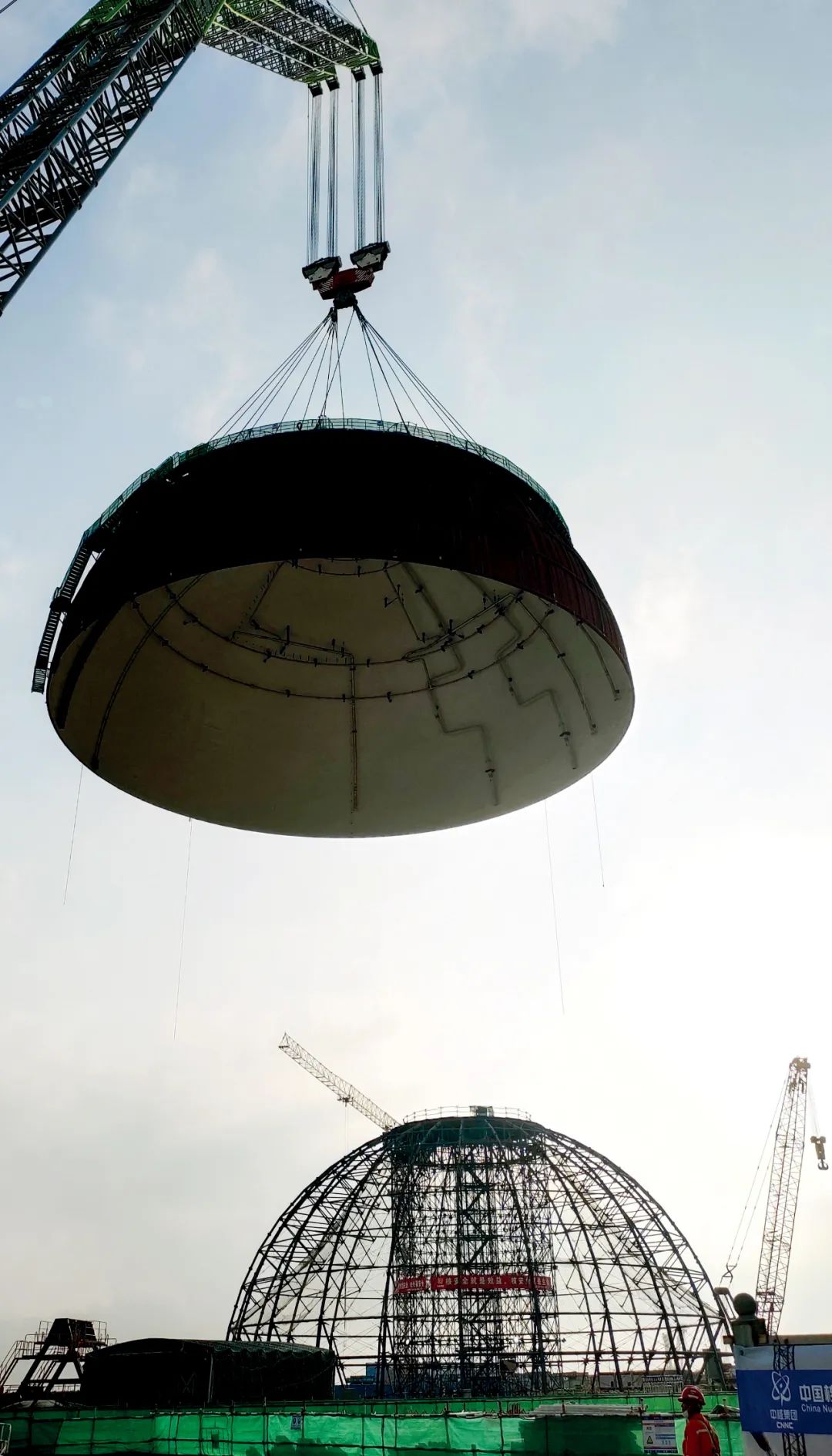 8月23日，中国自主三代核电技术华龙一号批量化建设工程――中核集团漳州核电2号机组内穹顶成功吊装。图/中新