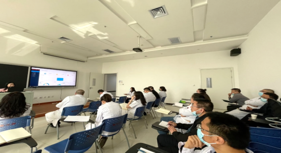 　　(为医护人员进行新系统培训)