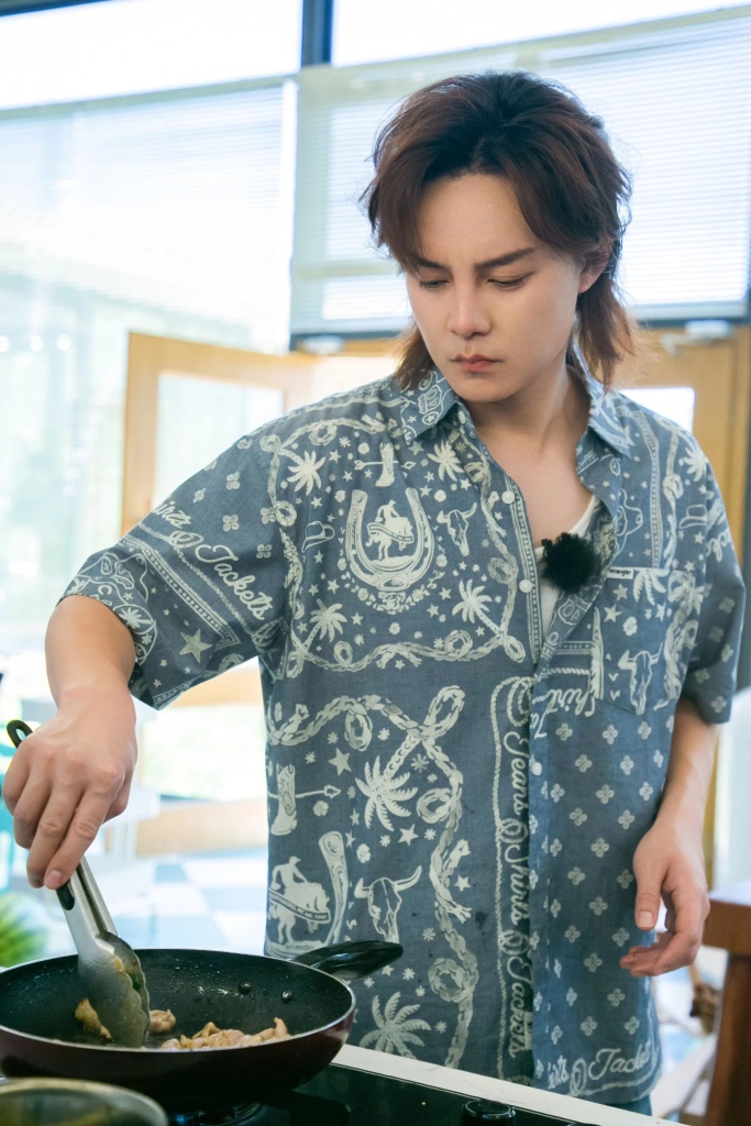 尹正《中餐厅6》录制写真 现场秀厨艺变全能煮夫_高清图集_新浪网