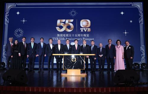 （特首李家超与TVB董事局成员等合影）