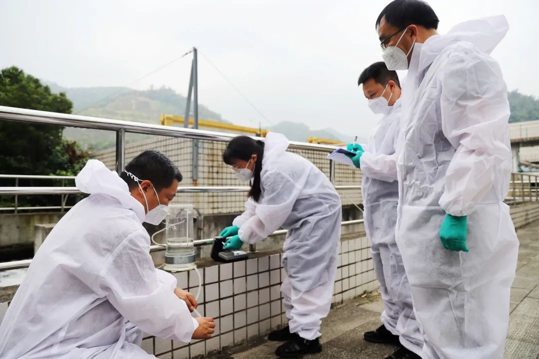 图为十堰市生态环保人员正在开展余氯监测.叶相成摄