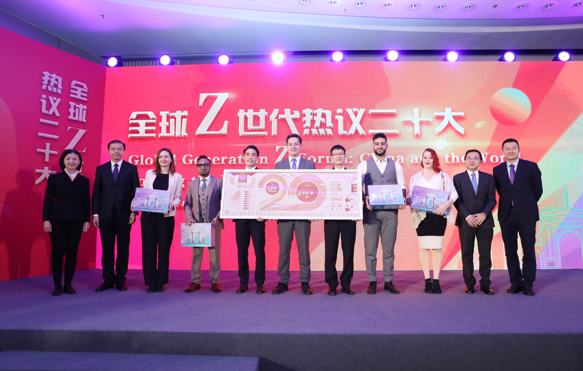 　　主办单位为青年嘉宾赠礼