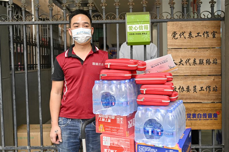 　　东鹏饮料为骑手们捐赠价值5万元的饮料