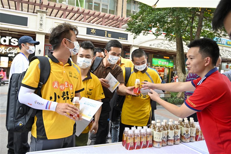 　　东鹏饮料为骑手们捐赠价值5万元的饮料