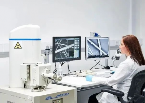 　　戴森的科学家正在对人类和宠物毛发进行研究