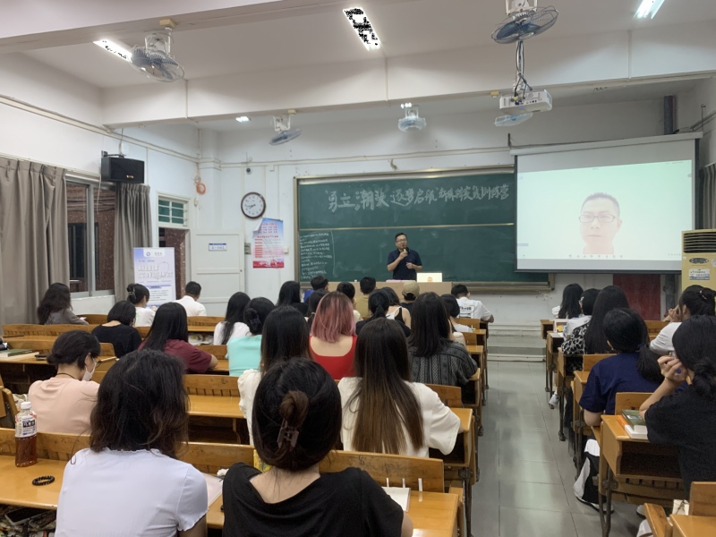 　　电子科技大学中山学院人文社会科学学院陈亚辉书记进行开营宣讲