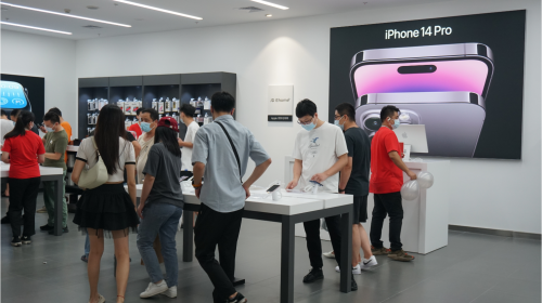 　　消费者11.11期间在位于深圳星河iCO的JD Ehome体验iPhone 14系列