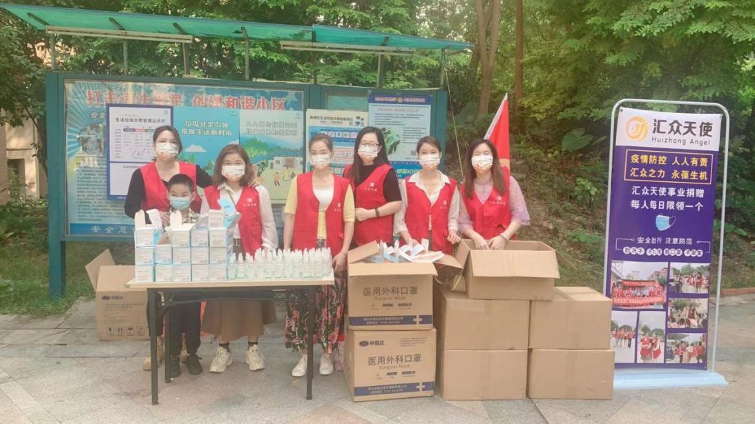 ▲疫情防疫点汇众天使广东佛山女神团队的志愿者们为来往的社区居民送上防疫爱心物资