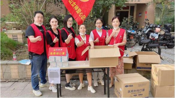 ▲汇众天使广东佛山女神团队的志愿者们进行防疫爱心物资分发