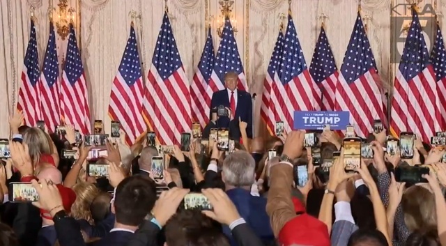 当地时间11月15日晚，特朗普在海湖庄园发表演讲。图/美国媒体直播截图