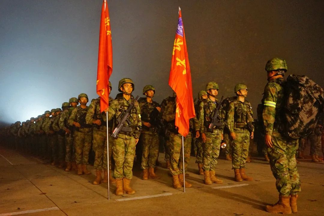 新兵拉练引来中学生围观，现场视频又燃又感动_手机新浪网