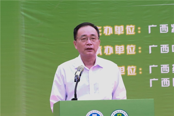 　　自治区中医药局二级巡视员、法监处处长黄明瑞主持启动仪式