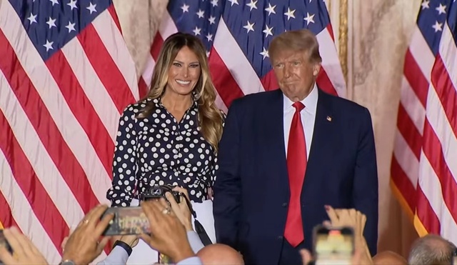 当地时间11月15日晚，特朗普在海湖庄园发表演讲。图/美国媒体直播截图