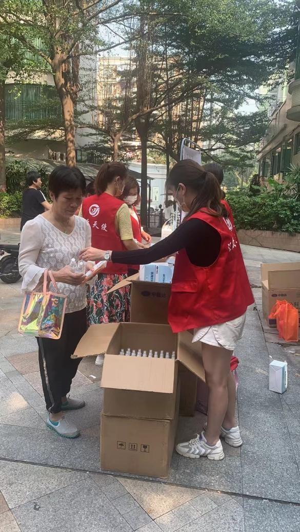 ▲居民排队领取口罩、消毒酒精等