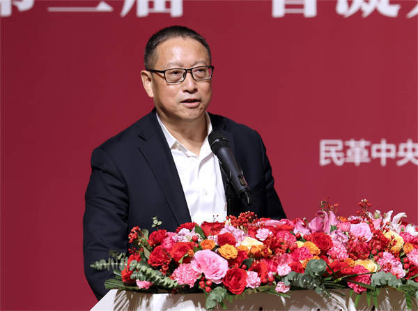 　　全国政协副主席、民革中央常务副主席郑建邦讲话并宣布展览开幕