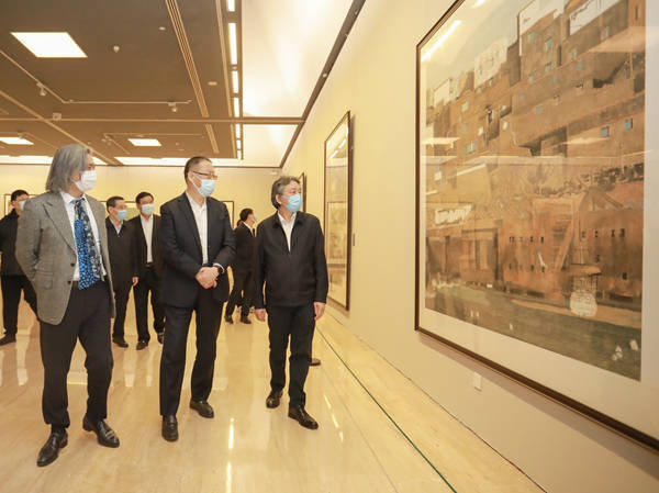 　　全国政协副主席、民革中央常务副主席郑建邦等领导同志参观展览
