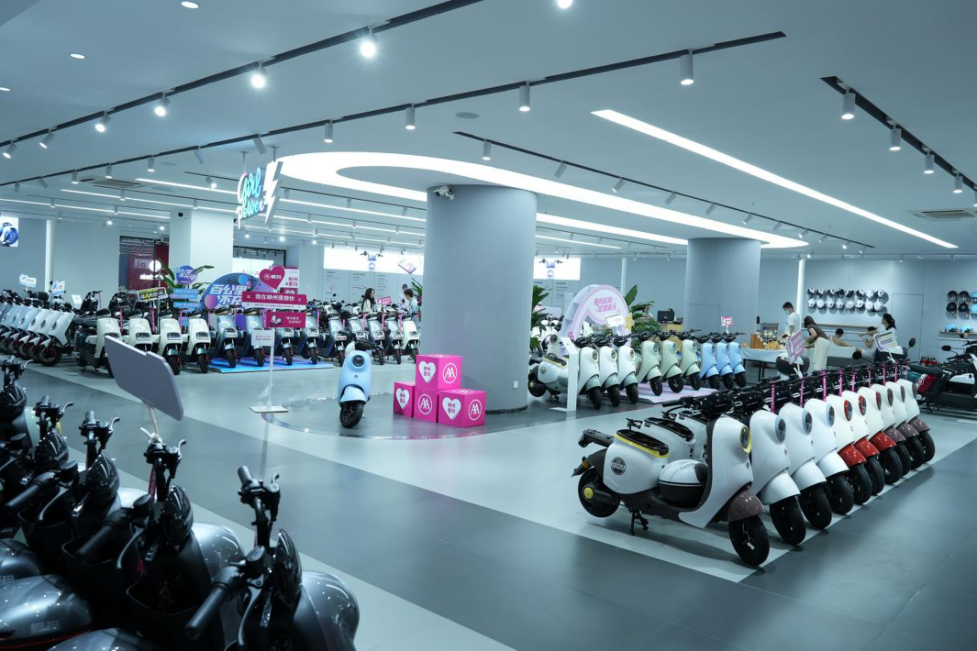 　　图：爱玛柳州地标旗舰店丰富的产品展示