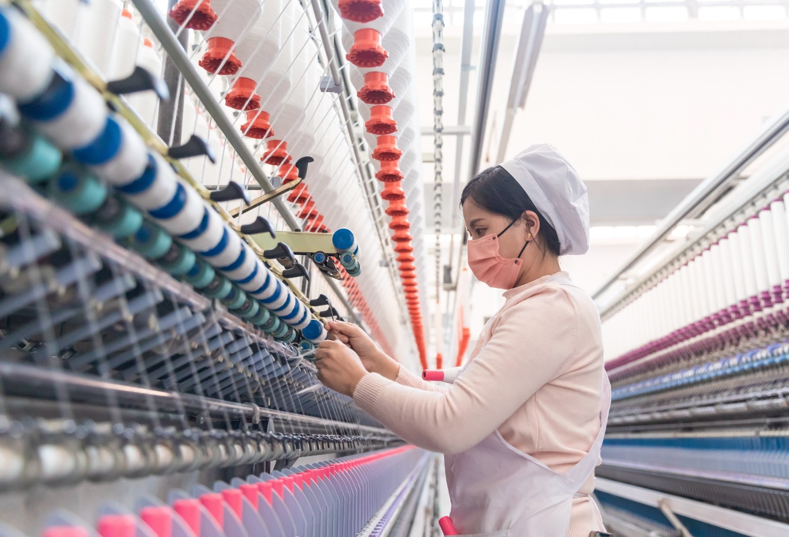 江苏某纺织车间内,工人正在生产线上忙碌.(图片由cnsphoto提供)